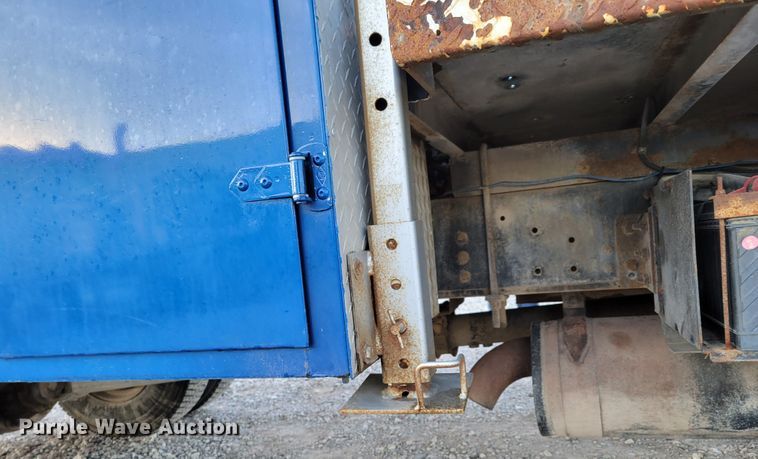 image for item DM8099 1997 Ford F800  utility / service truck