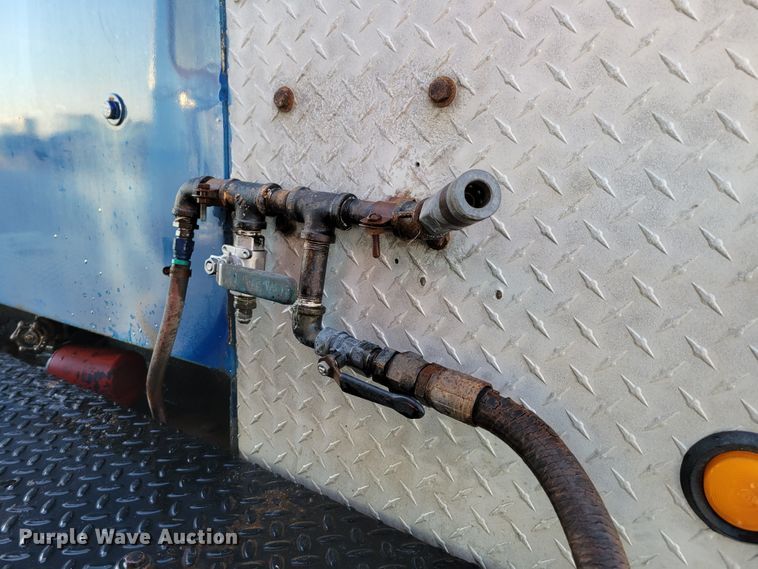 image for item DM8099 1997 Ford F800  utility / service truck