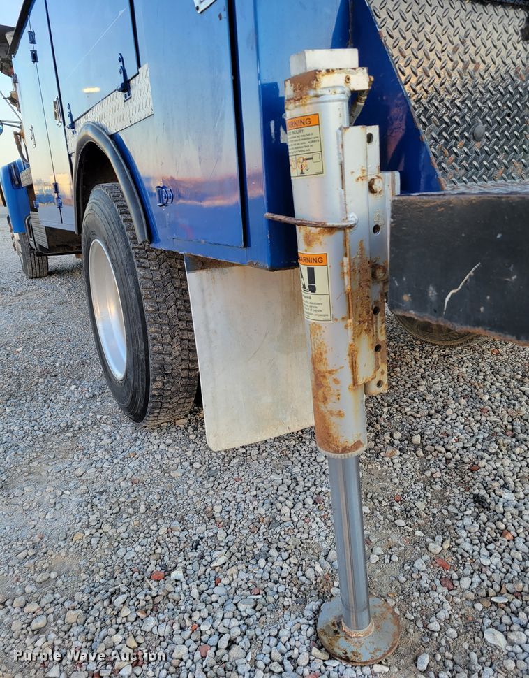 image for item DM8099 1997 Ford F800  utility / service truck