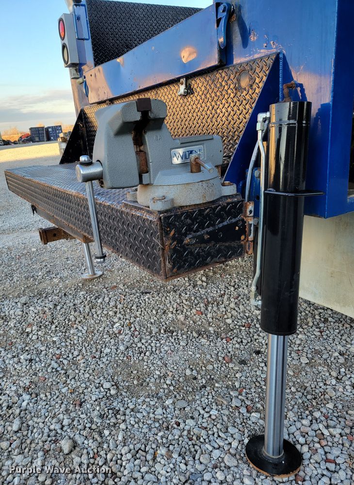 image for item DM8099 1997 Ford F800  utility / service truck