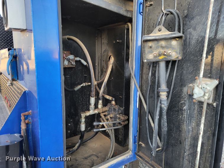 image for item DM8099 1997 Ford F800  utility / service truck