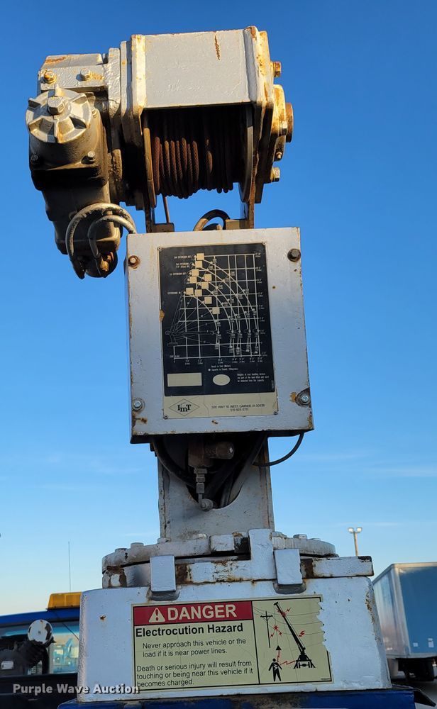 image for item DM8099 1997 Ford F800  utility / service truck