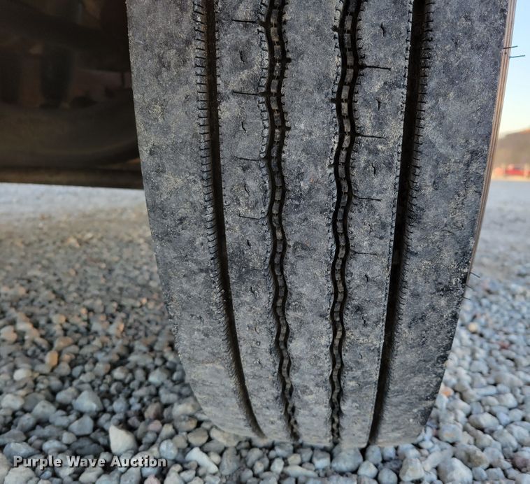 image for item DM8099 1997 Ford F800  utility / service truck