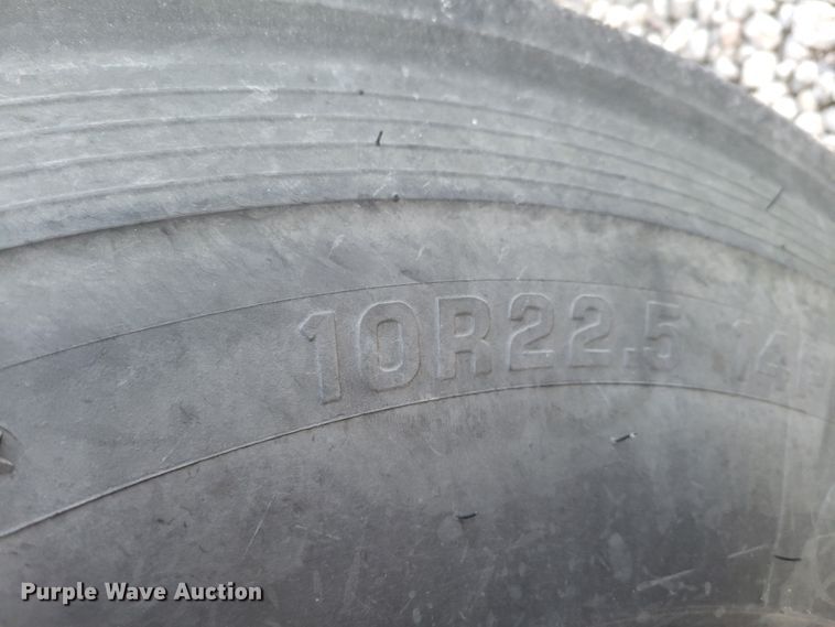 image for item DM8099 1997 Ford F800  utility / service truck