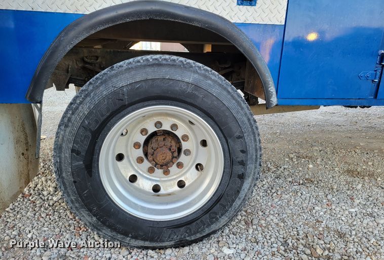 image for item DM8099 1997 Ford F800  utility / service truck