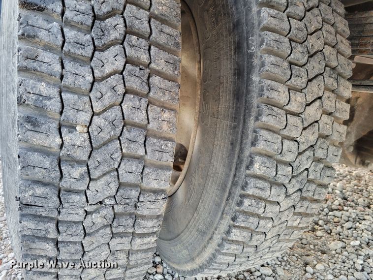 image for item DM8099 1997 Ford F800  utility / service truck