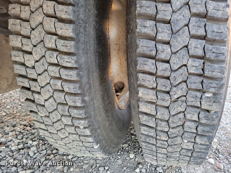 image for item DM8099 1997 Ford F800  utility / service truck