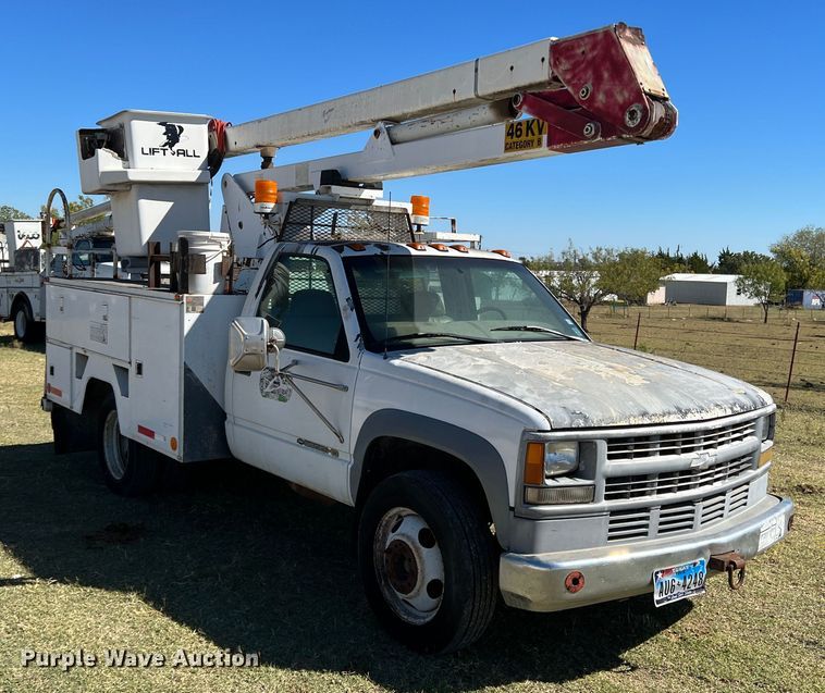 image for item DO8858 1997 Chevrolet C3500  bucket truck
