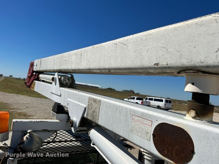 image for item DO8858 1997 Chevrolet C3500  bucket truck