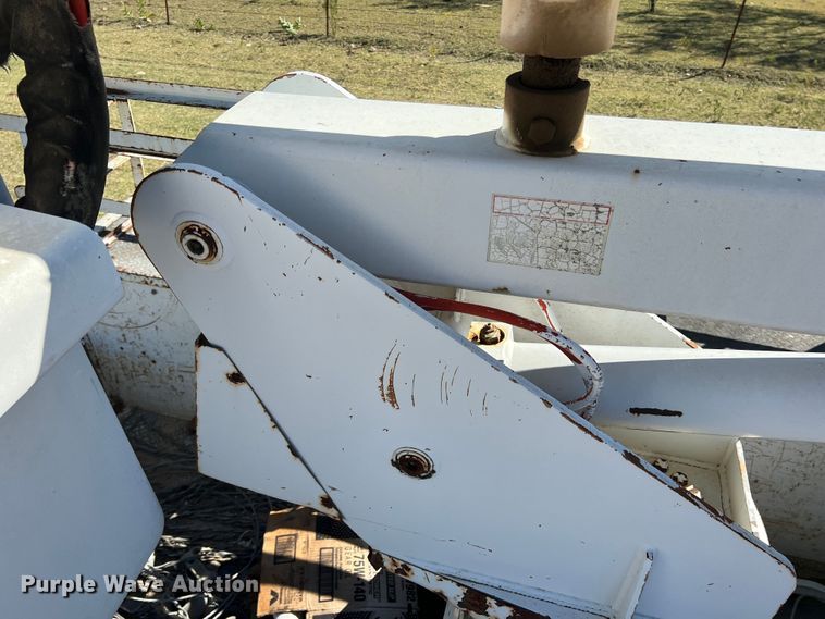 image for item DO8858 1997 Chevrolet C3500  bucket truck