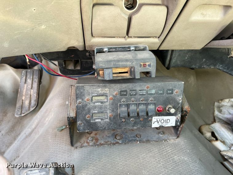 image for item DO8858 1997 Chevrolet C3500  bucket truck