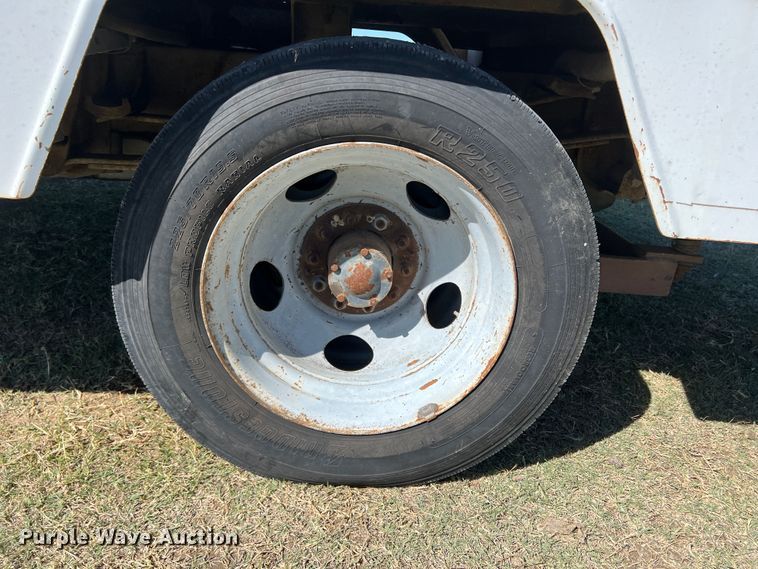 image for item DO8858 1997 Chevrolet C3500  bucket truck