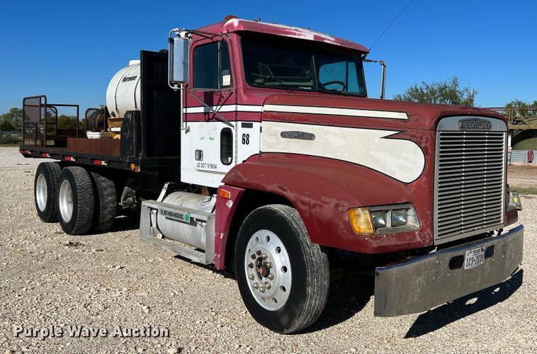 image for item DO8859 1992 Freightliner FLD  flatbed truck