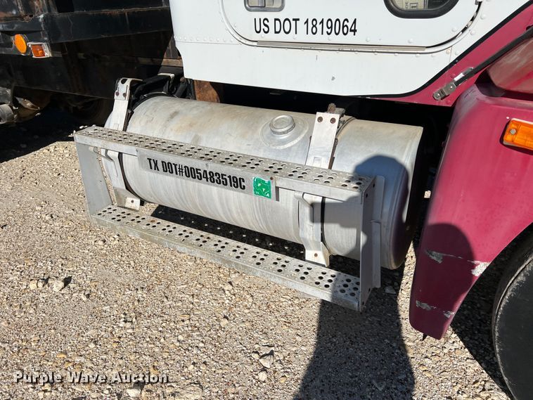 image for item DO8859 1992 Freightliner FLD  flatbed truck