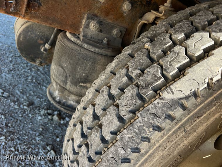 image for item DO8859 1992 Freightliner FLD  flatbed truck