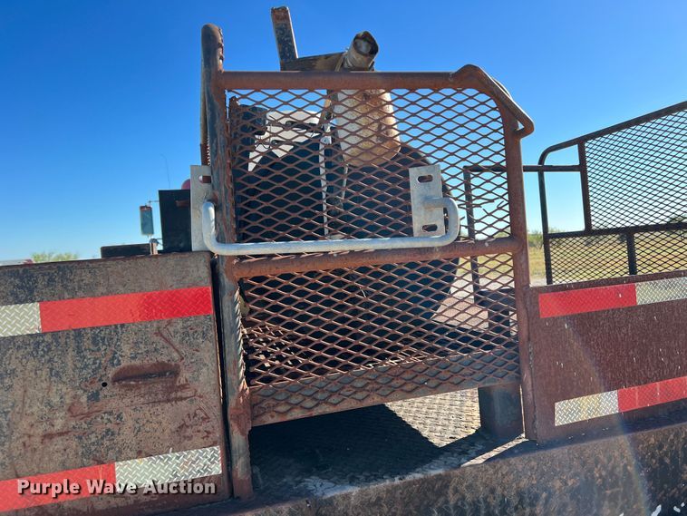 image for item DO8859 1992 Freightliner FLD  flatbed truck