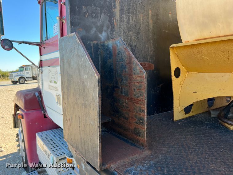 image for item DO8859 1992 Freightliner FLD  flatbed truck