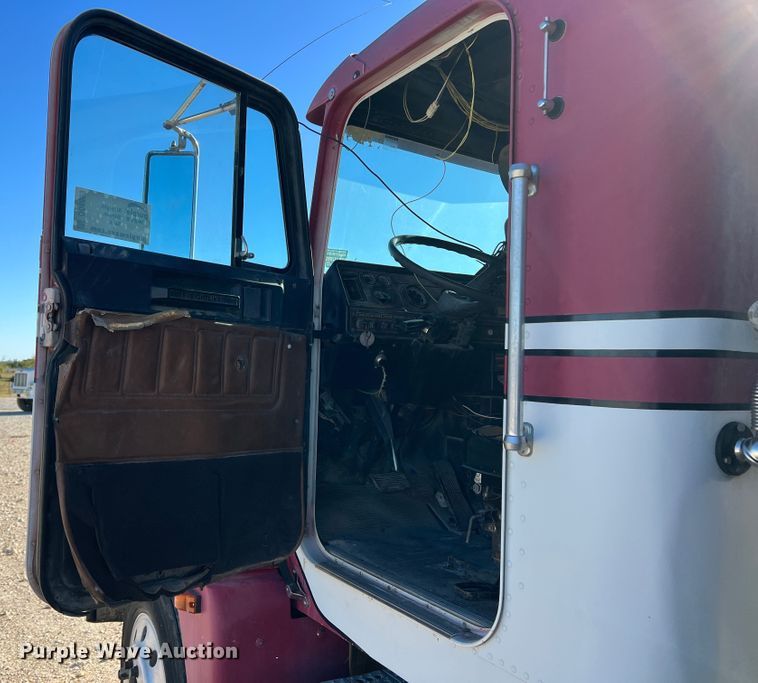 image for item DO8859 1992 Freightliner FLD  flatbed truck