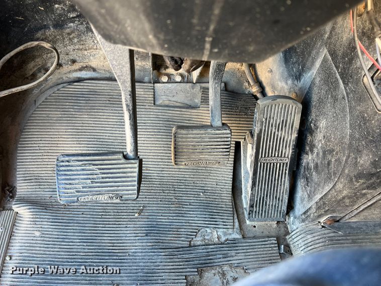 image for item DO8859 1992 Freightliner FLD  flatbed truck