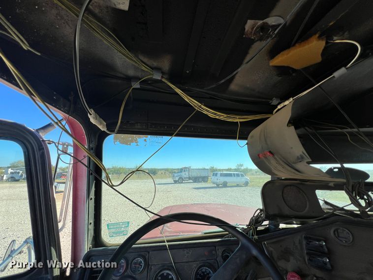 image for item DO8859 1992 Freightliner FLD  flatbed truck