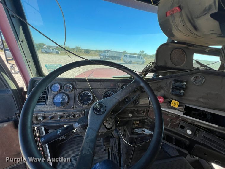 image for item DO8859 1992 Freightliner FLD  flatbed truck