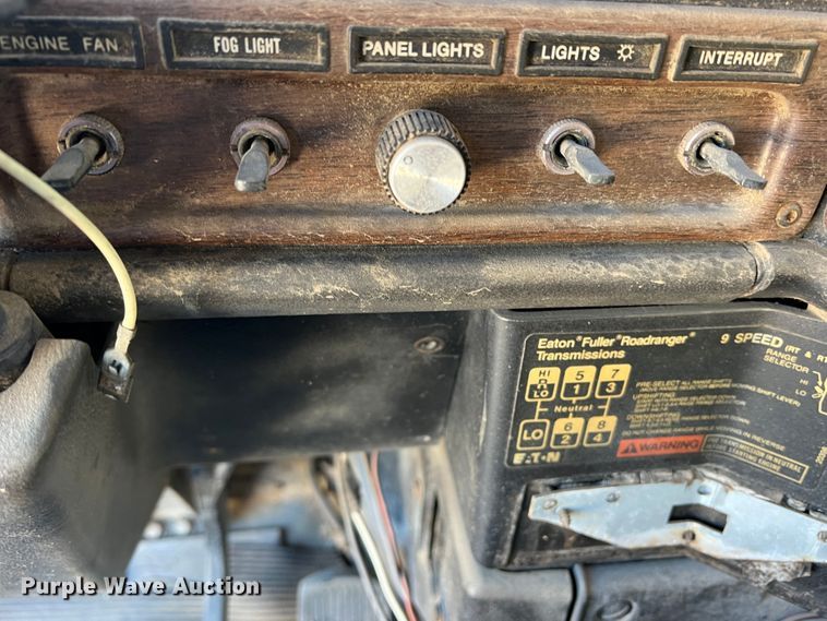 image for item DO8859 1992 Freightliner FLD  flatbed truck