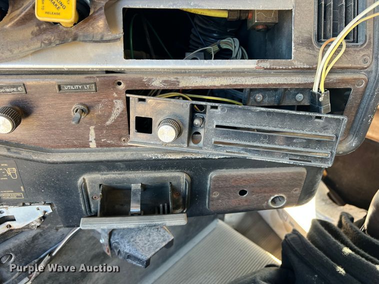 image for item DO8859 1992 Freightliner FLD  flatbed truck