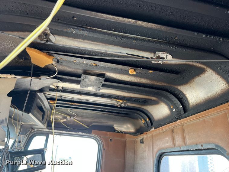 image for item DO8859 1992 Freightliner FLD  flatbed truck