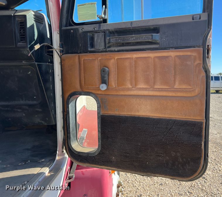 image for item DO8859 1992 Freightliner FLD  flatbed truck