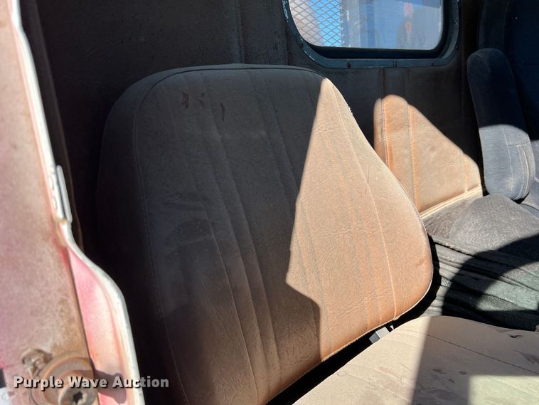 image for item DO8859 1992 Freightliner FLD  flatbed truck