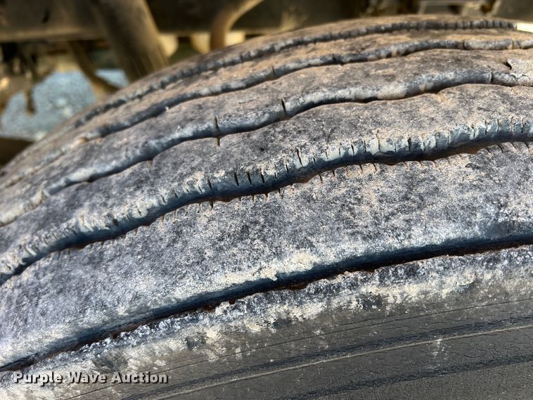 image for item DO8859 1992 Freightliner FLD  flatbed truck