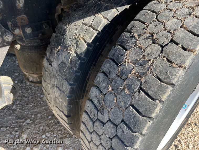 image for item DO8859 1992 Freightliner FLD  flatbed truck