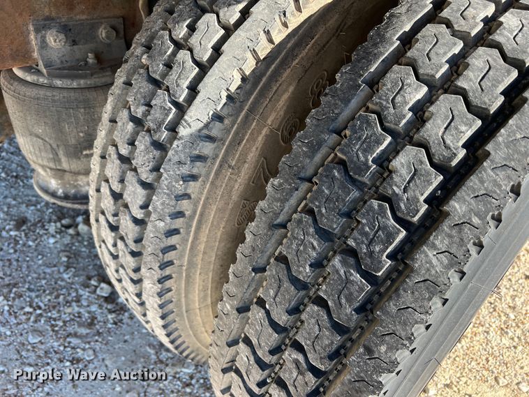 image for item DO8859 1992 Freightliner FLD  flatbed truck