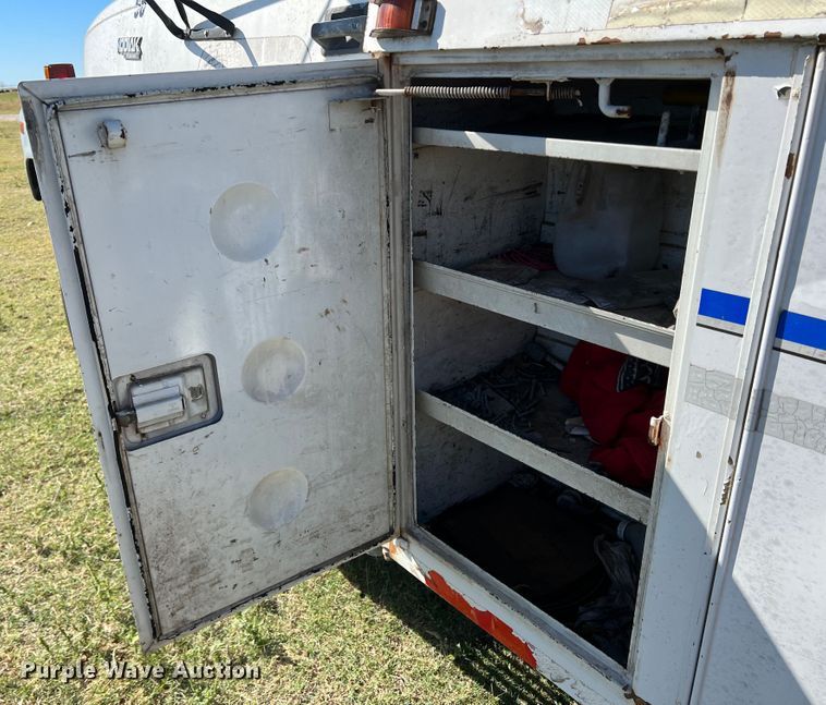 image for item DO8860 1991 Chevrolet Kodiak  bucket truck