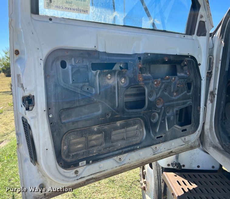 image for item DO8860 1991 Chevrolet Kodiak  bucket truck