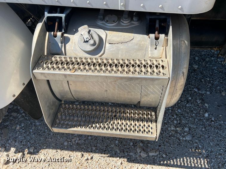 image for item DO8861 2001 Peterbilt 330  dump truck