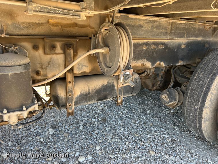 image for item DO8861 2001 Peterbilt 330  dump truck