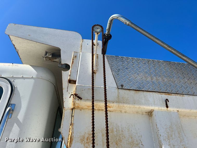 image for item DO8861 2001 Peterbilt 330  dump truck