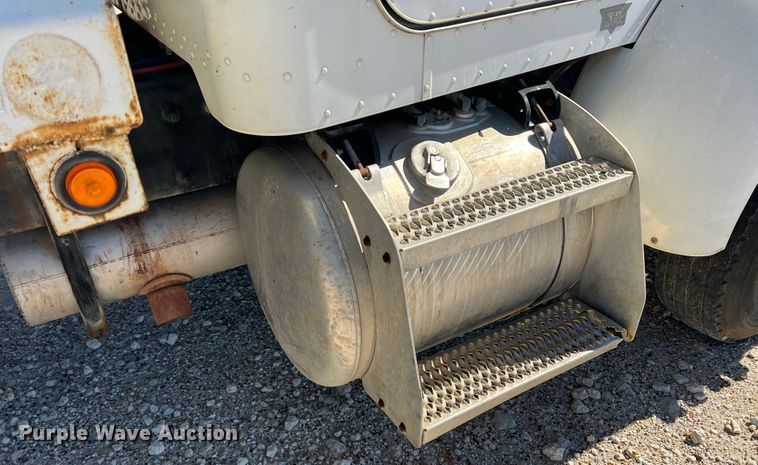 image for item DO8861 2001 Peterbilt 330  dump truck