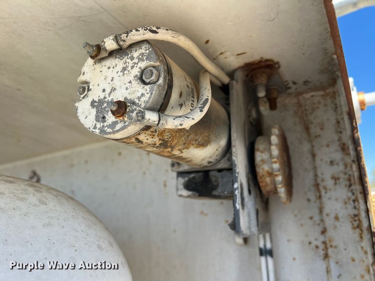 image for item DO8861 2001 Peterbilt 330  dump truck