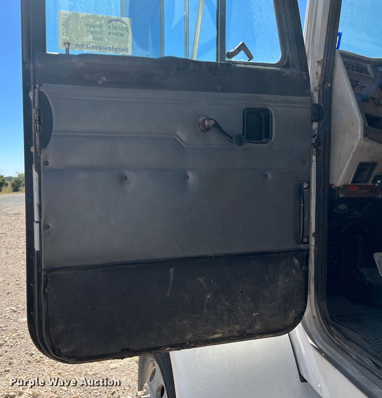 image for item DO8861 2001 Peterbilt 330  dump truck