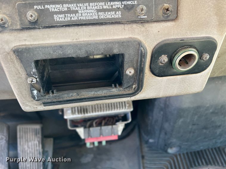 image for item DO8861 2001 Peterbilt 330  dump truck