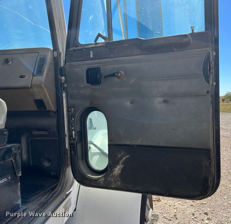 image for item DO8861 2001 Peterbilt 330  dump truck