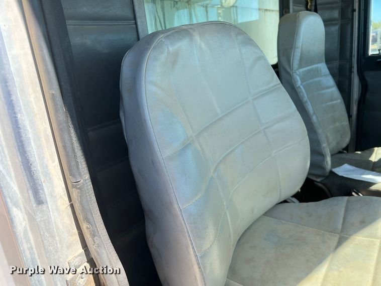 image for item DO8861 2001 Peterbilt 330  dump truck