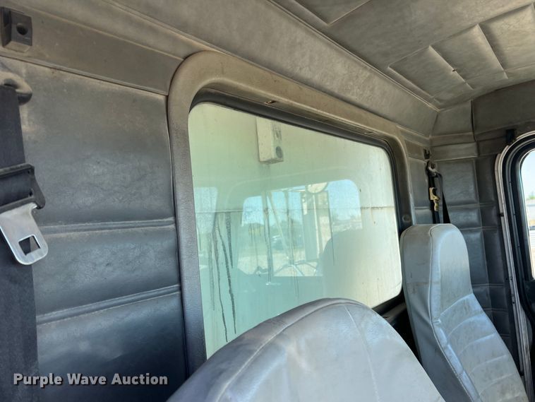 image for item DO8861 2001 Peterbilt 330  dump truck