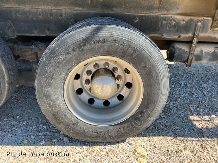 image for item DO8861 2001 Peterbilt 330  dump truck