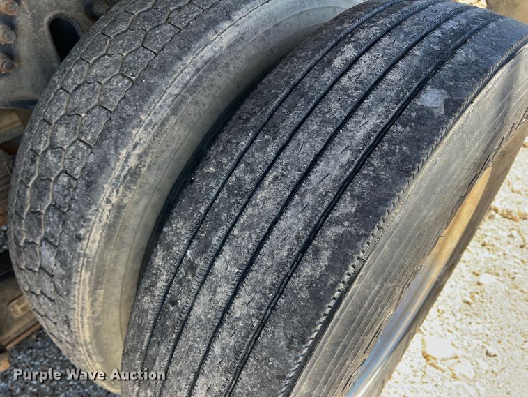 image for item DO8861 2001 Peterbilt 330  dump truck