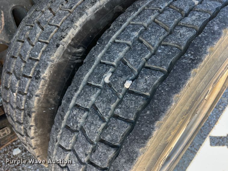 image for item DO8861 2001 Peterbilt 330  dump truck