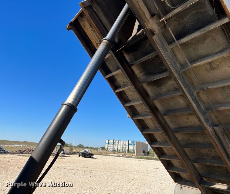 image for item DO8861 2001 Peterbilt 330  dump truck