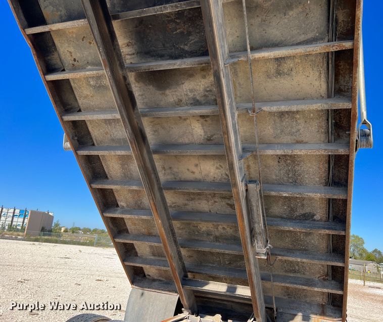 image for item DO8861 2001 Peterbilt 330  dump truck